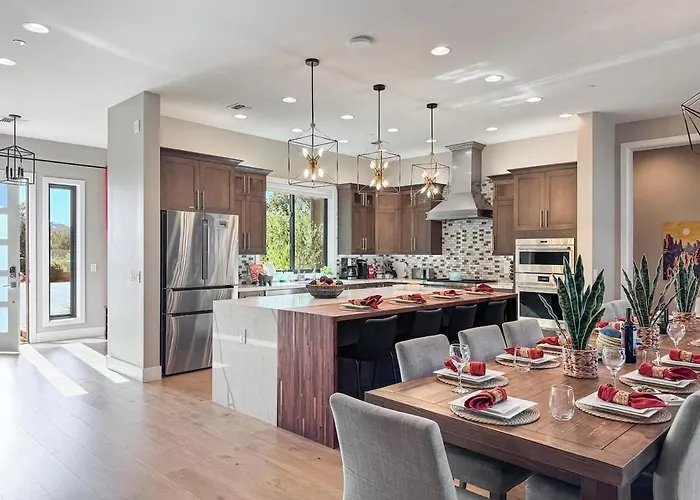 Luxury Mansion With Pool, Spa, Views, Game Room, Movie Theatre *